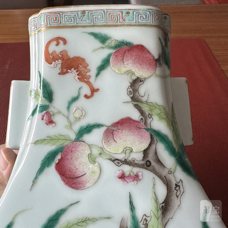 清光绪 青釉粉彩九桃纹贯耳瓶一对 - 图22